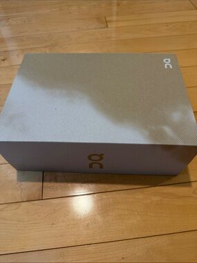 On Running Silver-Gray Shoe Box